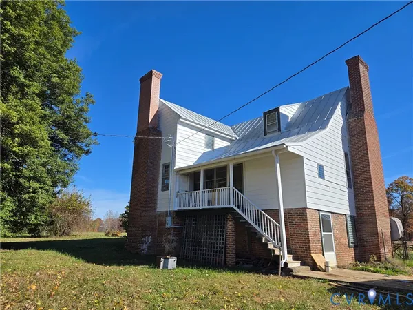 a view of house with a yard
