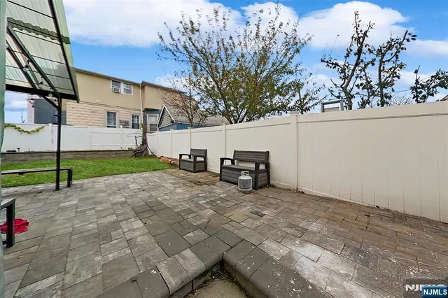 a view of a backyard