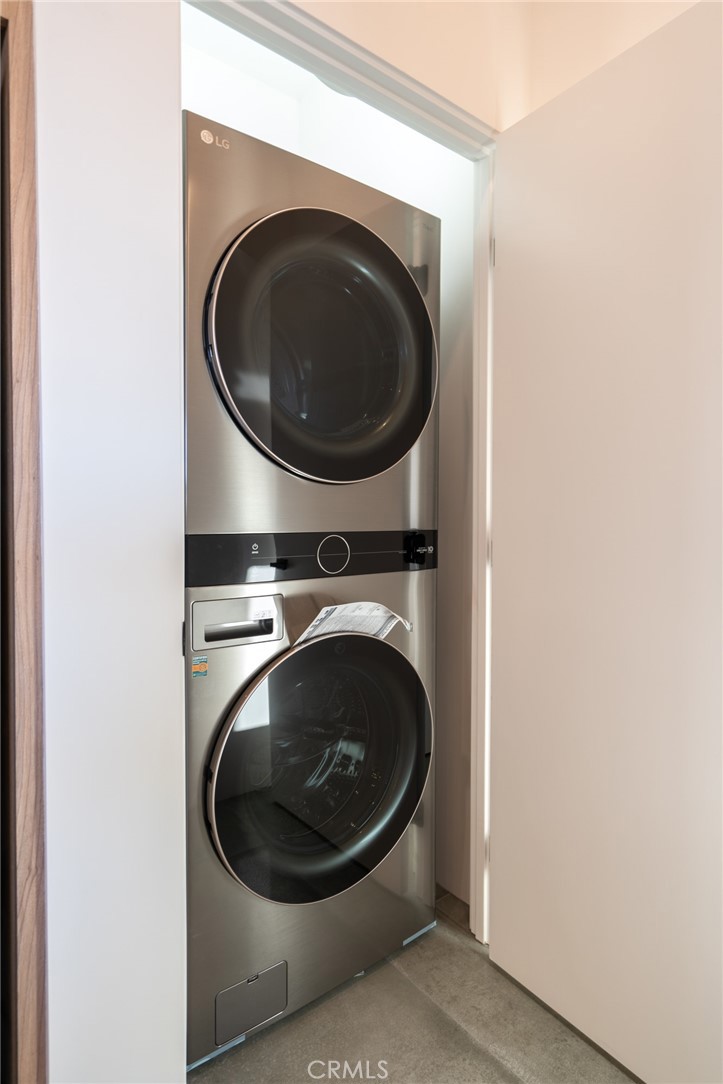 6737 Saddleback Road Joshua Tree, CA 92252 - Photo 34 of 65 a utility room with dryer and washer