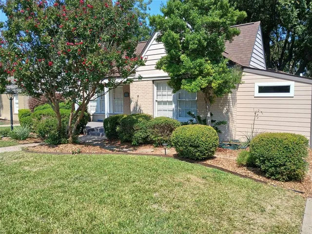 a view of a house with a yard and plants