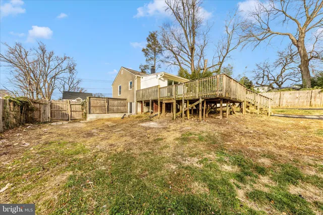 a view of a yard with a house