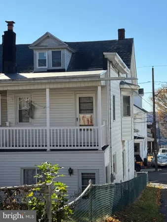 a view of a house with backyard