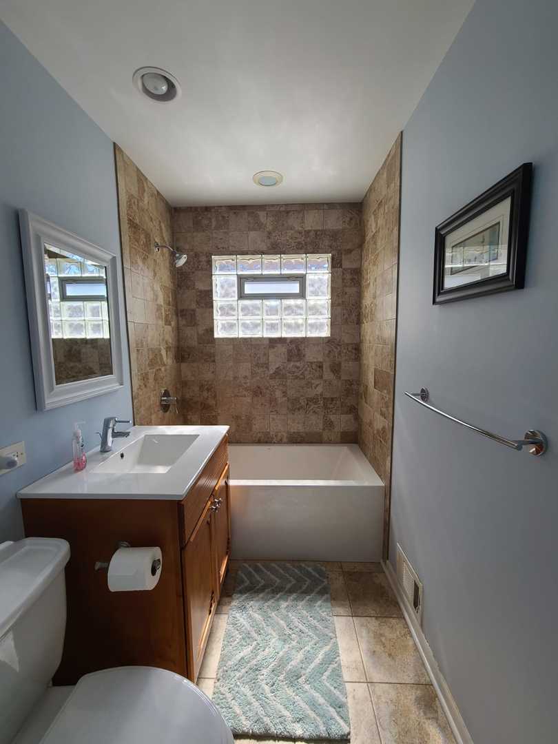 1441 Maple Street Glenview, IL 60025 - Photo 13 of 22 a bathroom with a sink a toilet and a bathtub