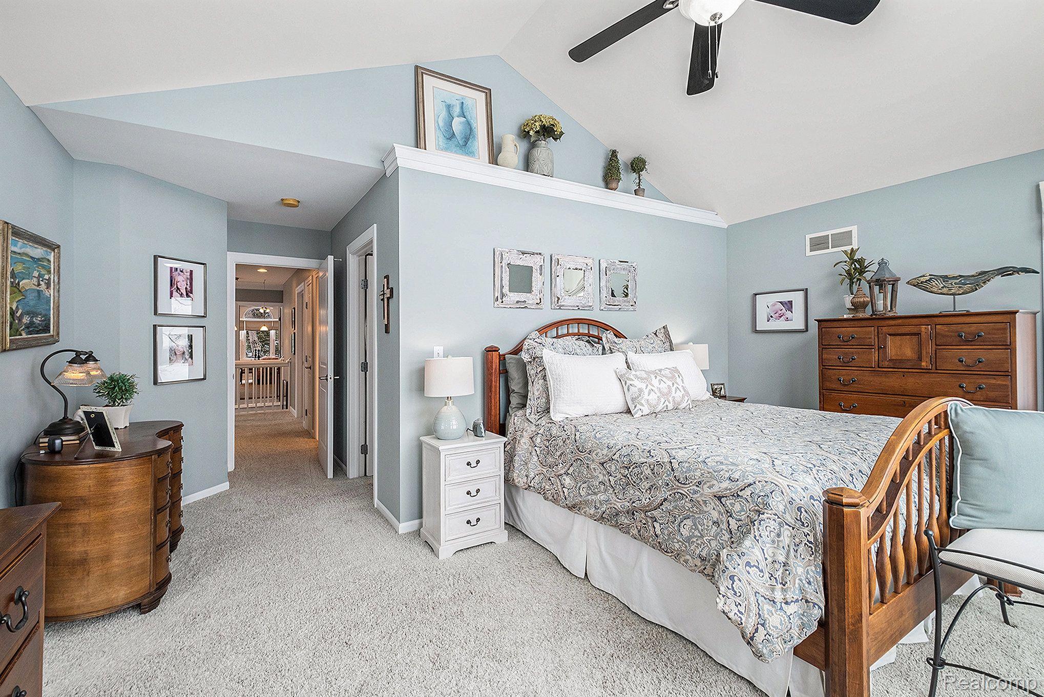 811 Pine Tree Road West Lake Orion, MI 48362 - Photo 26 of 49 Primary suite with WIC and bathroom
