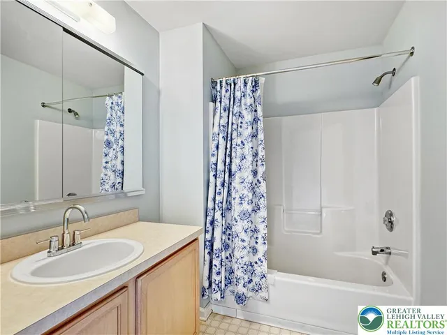 $2,350 | 7680 Cross Creek Circle West, Breinigsville, PA 18031