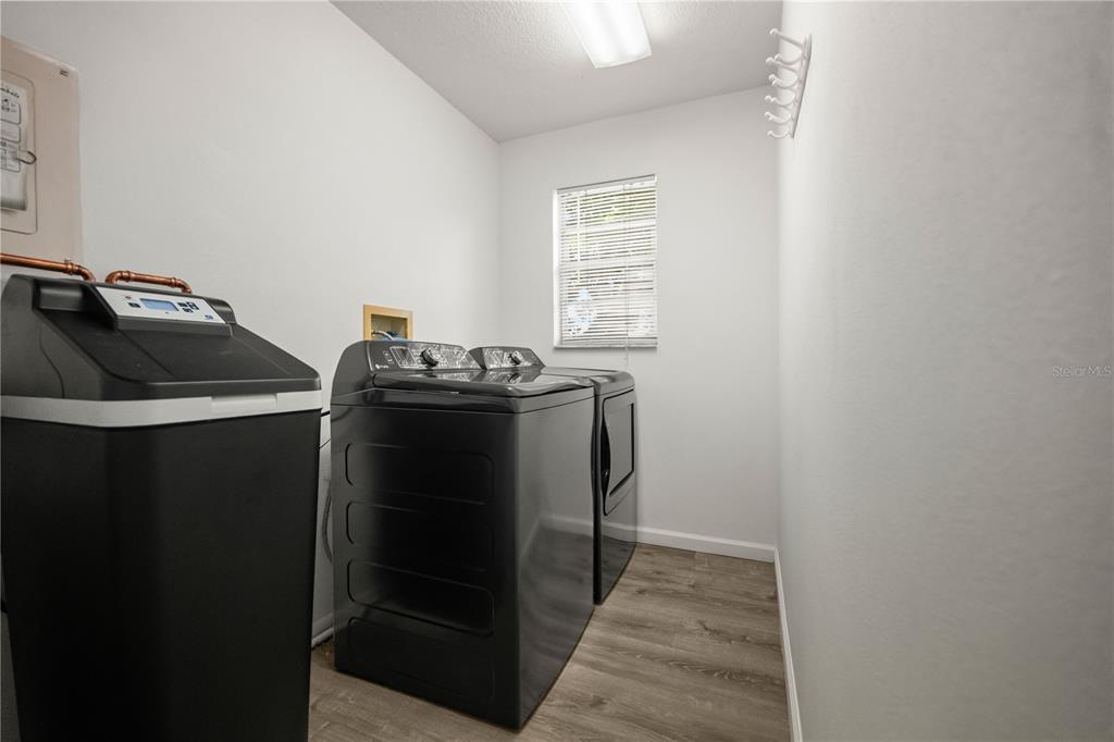 1960 Union Street, Unit 28 Clearwater, FL 33763 - Photo 8 of 23 a utility room with dryer and washer