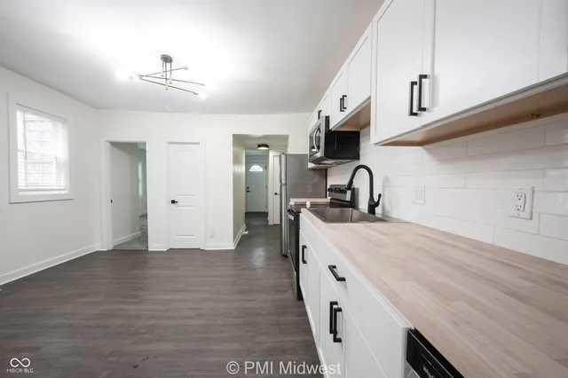 $1,400 | 426 North Bradley Avenue, Indianapolis, IN 46201