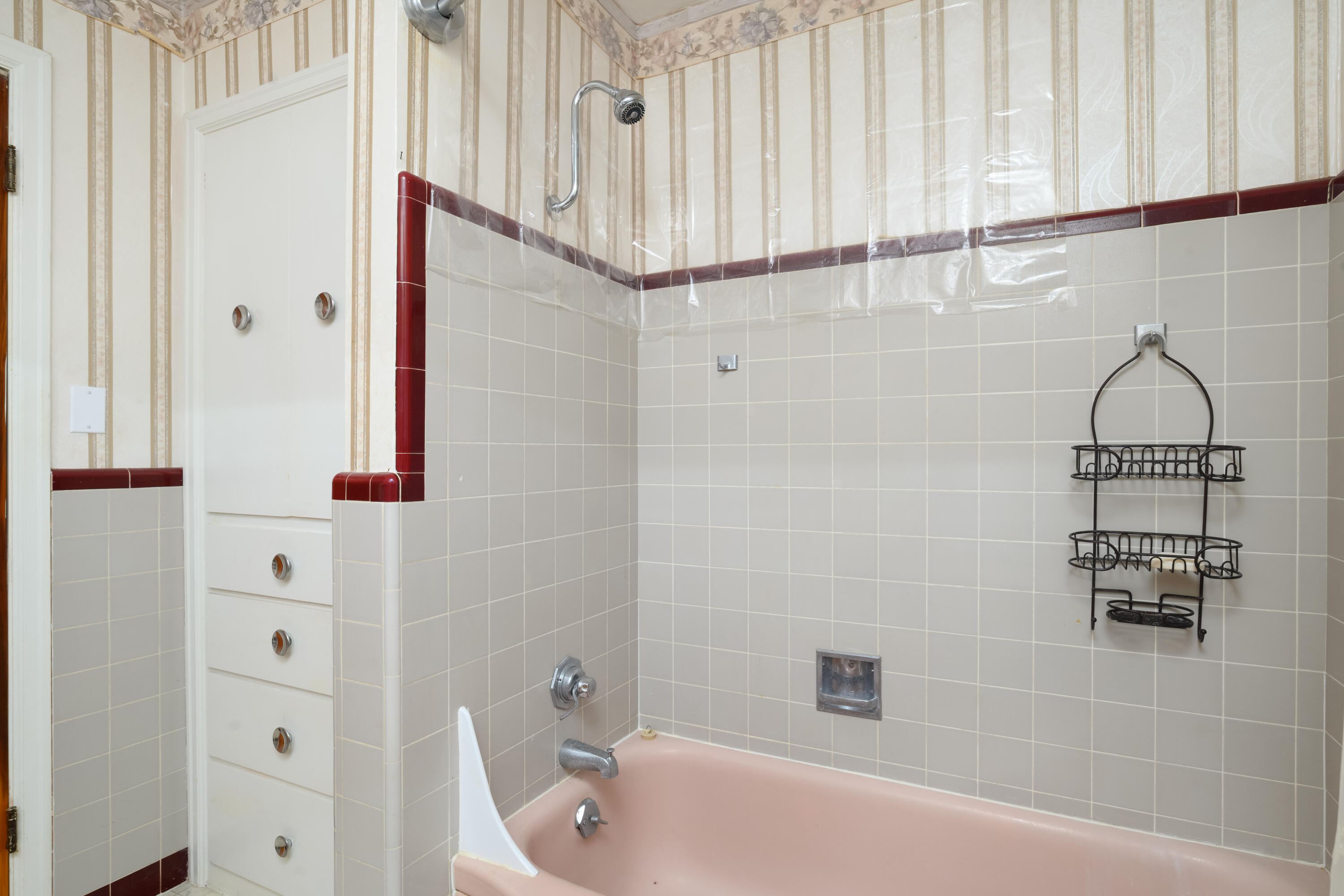 3506 New Ray Road Central Point, OR 97502 - Photo 13 of 23 Guest bathroom
