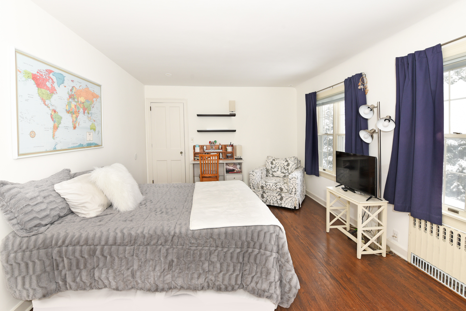 710 Walden Road Winnetka, IL 60093 - Photo 20 of 28 a bedroom with furniture and a flat screen tv