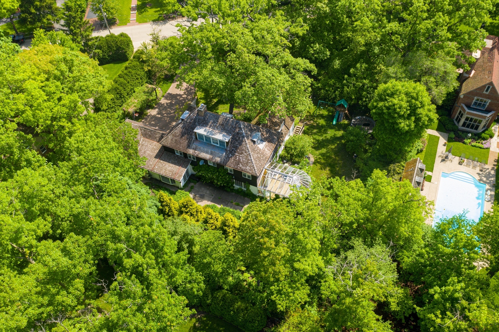 710 Walden Road Winnetka, IL 60093 - Photo 3 of 28 a backyard of a house with lots of green space