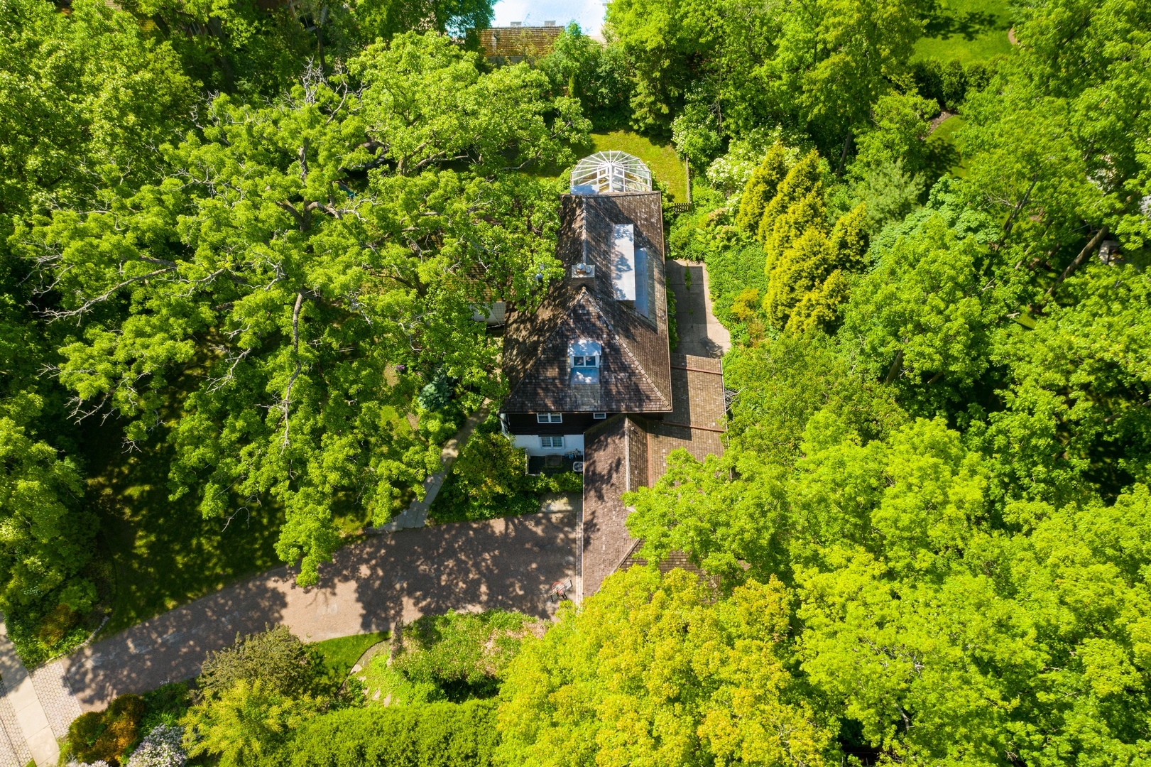 710 Walden Road Winnetka, IL 60093 - Photo 4 of 28 a view of a garden with plants