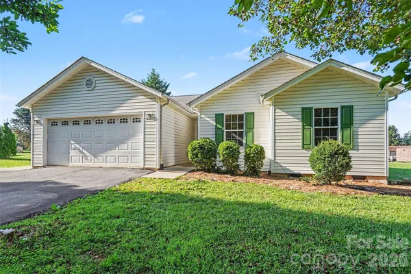 $294,900 | 105 3rd Avenue Northwest, Hildebran, NC 28637