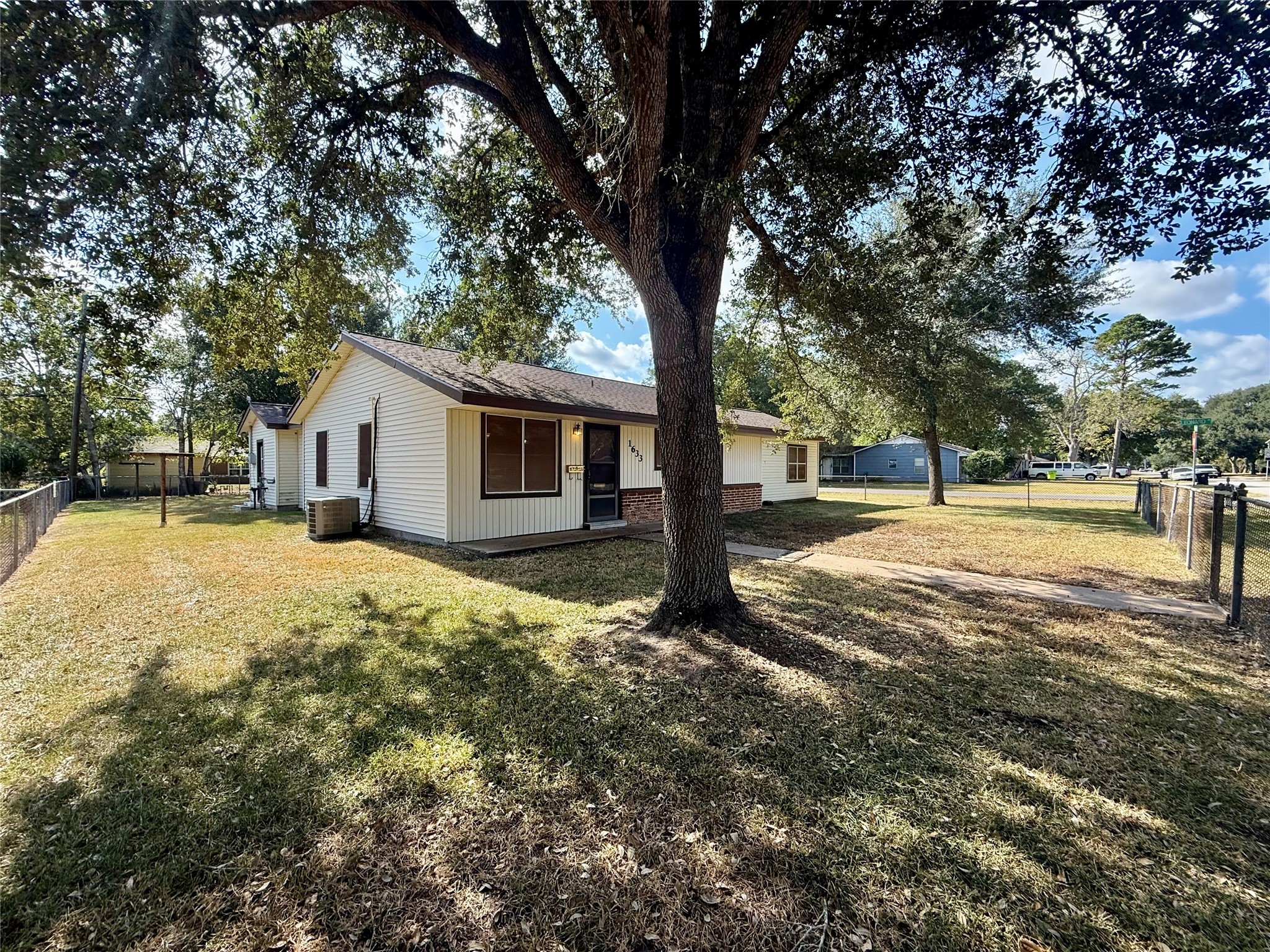 1633 Jones Street Rosenberg, TX 77471 - Photo 2 of 19