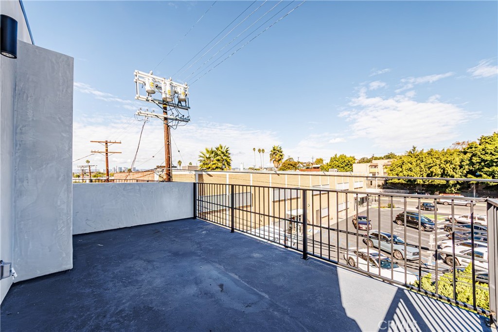 5209 20th Street, Unit A Los Angeles, CA 90016 - Photo 26 of 30 a view of a balcony
