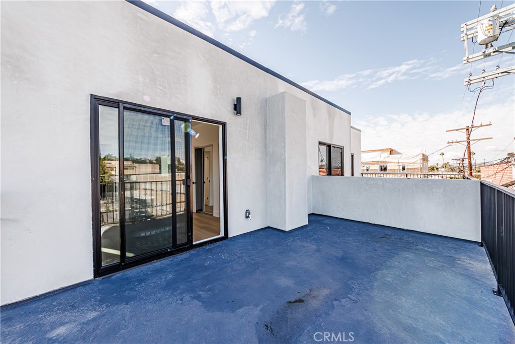 5209 20th Street, Unit A Los Angeles, CA 90016 - Photo 27 of 30 a view of an empty room with a kitchen