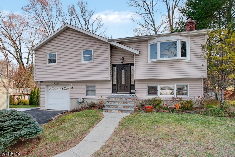 14 Cindy Lane Oak Ridge, NJ 07438 - Photo 2 of 32