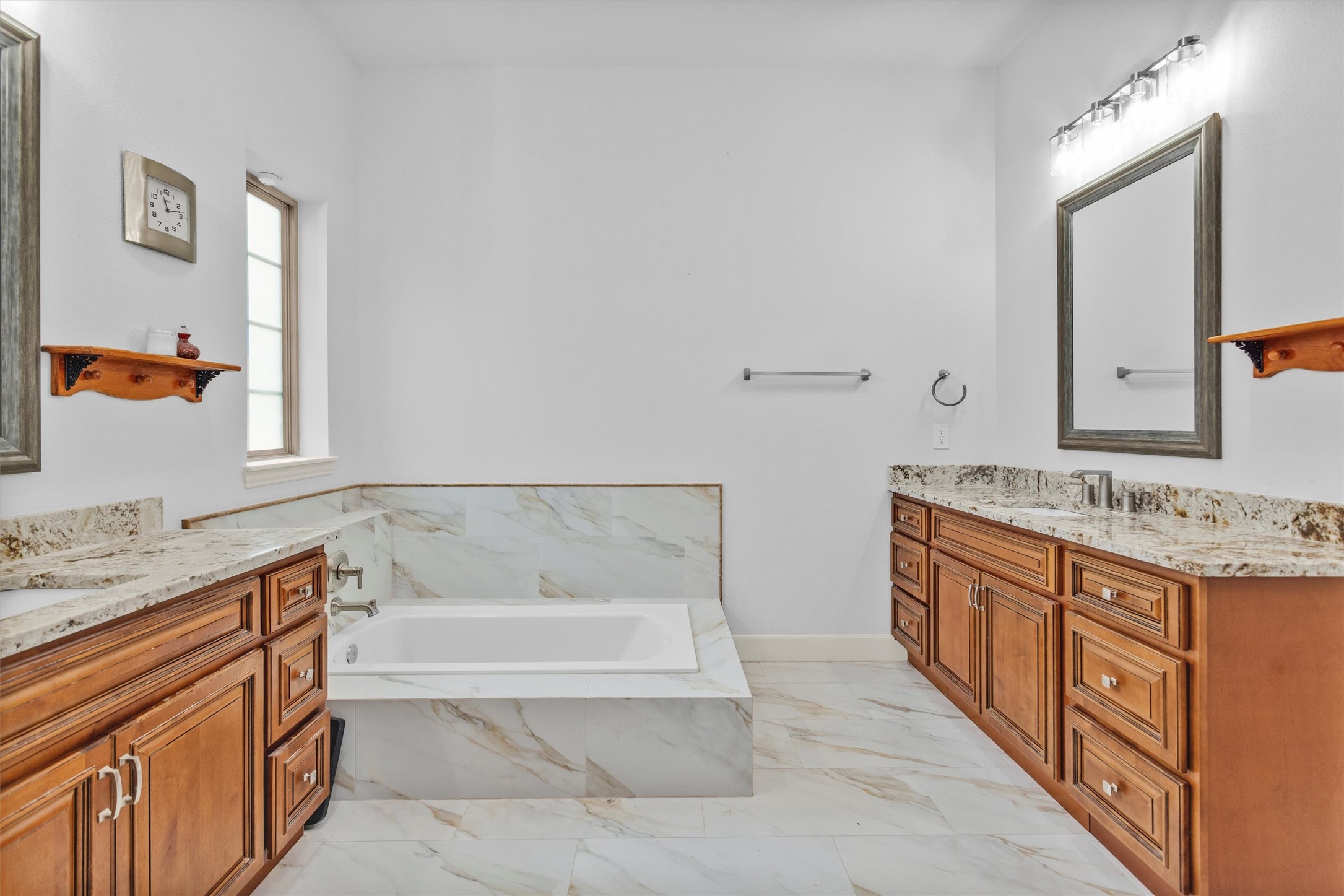 264 Grey Feather Road Huntsville, TX 77340 - Photo 18 of 31 a spacious bathroom with a tub sink and mirror