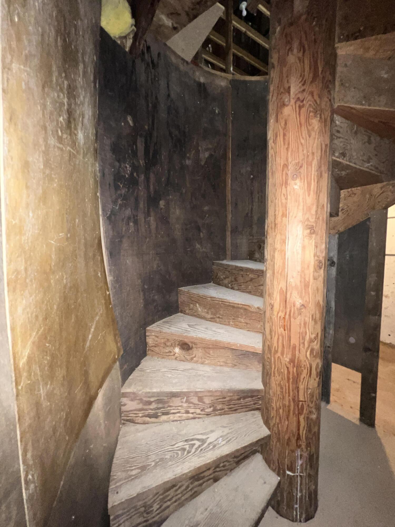 511 Tucker Hill Road Douglas City, CA 96024 - Photo 34 of 41 Spiral staircase