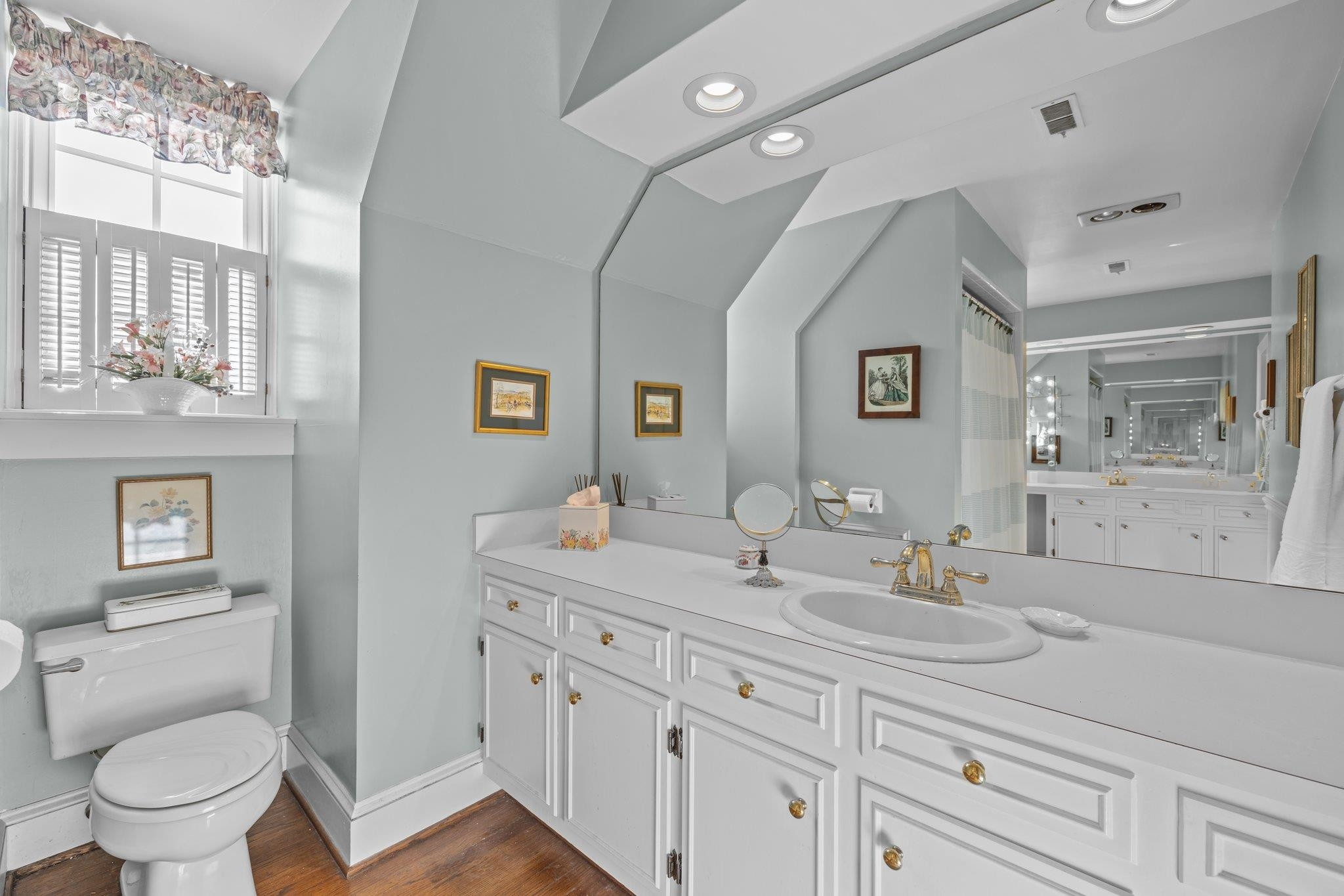 3608 Dover Road Durham, NC 27707 - Photo 44 of 60 a en suite bathroom with 2 sink flowerpot and a mirror