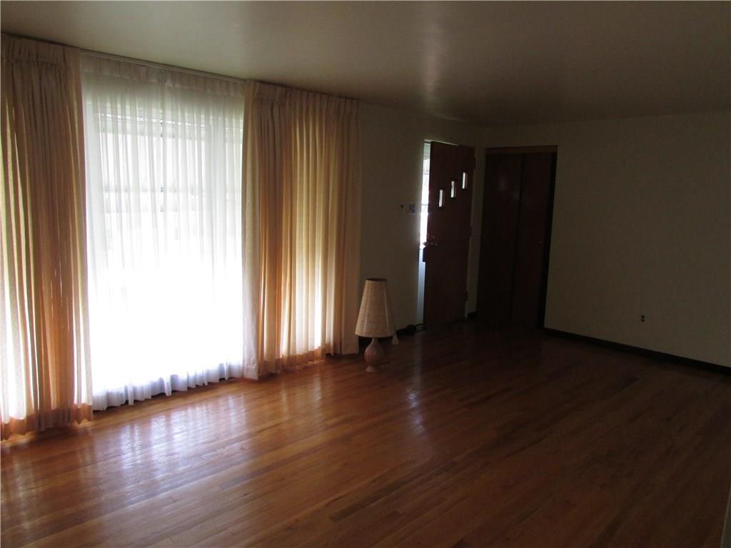 460 Livingston Road West Mifflin, PA 15122 - Photo 7 of 24 Living Room