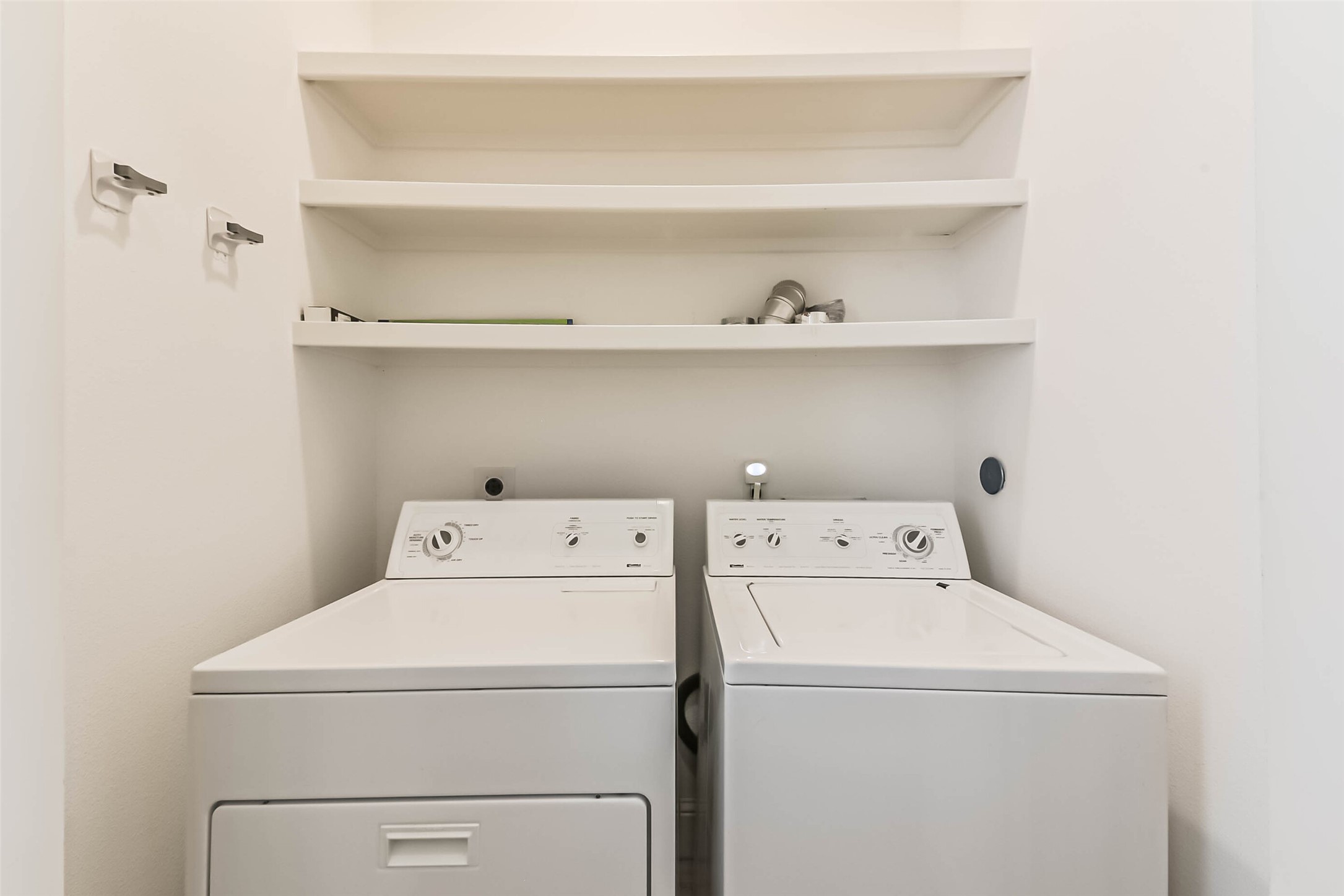 1126 West 16th Street, Unit C Houston, TX 77008 - Photo 24 of 44 a utility room with dryer and washer