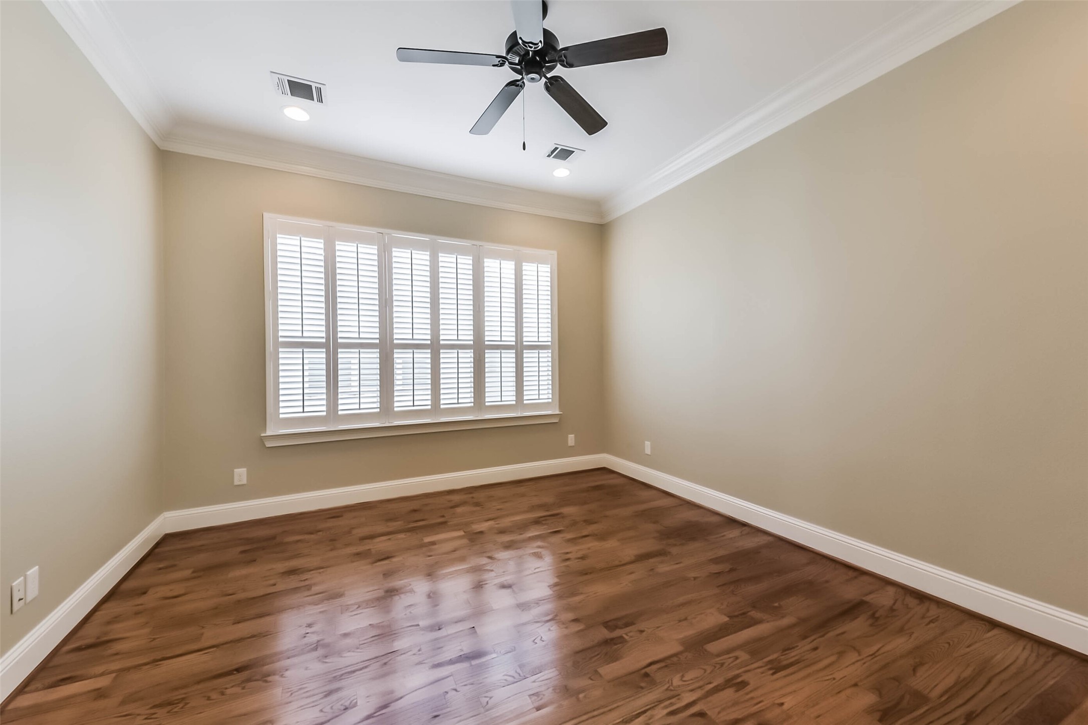 1126 West 16th Street, Unit C Houston, TX 77008 - Photo 26 of 44 wooden floor in an empty room with a window