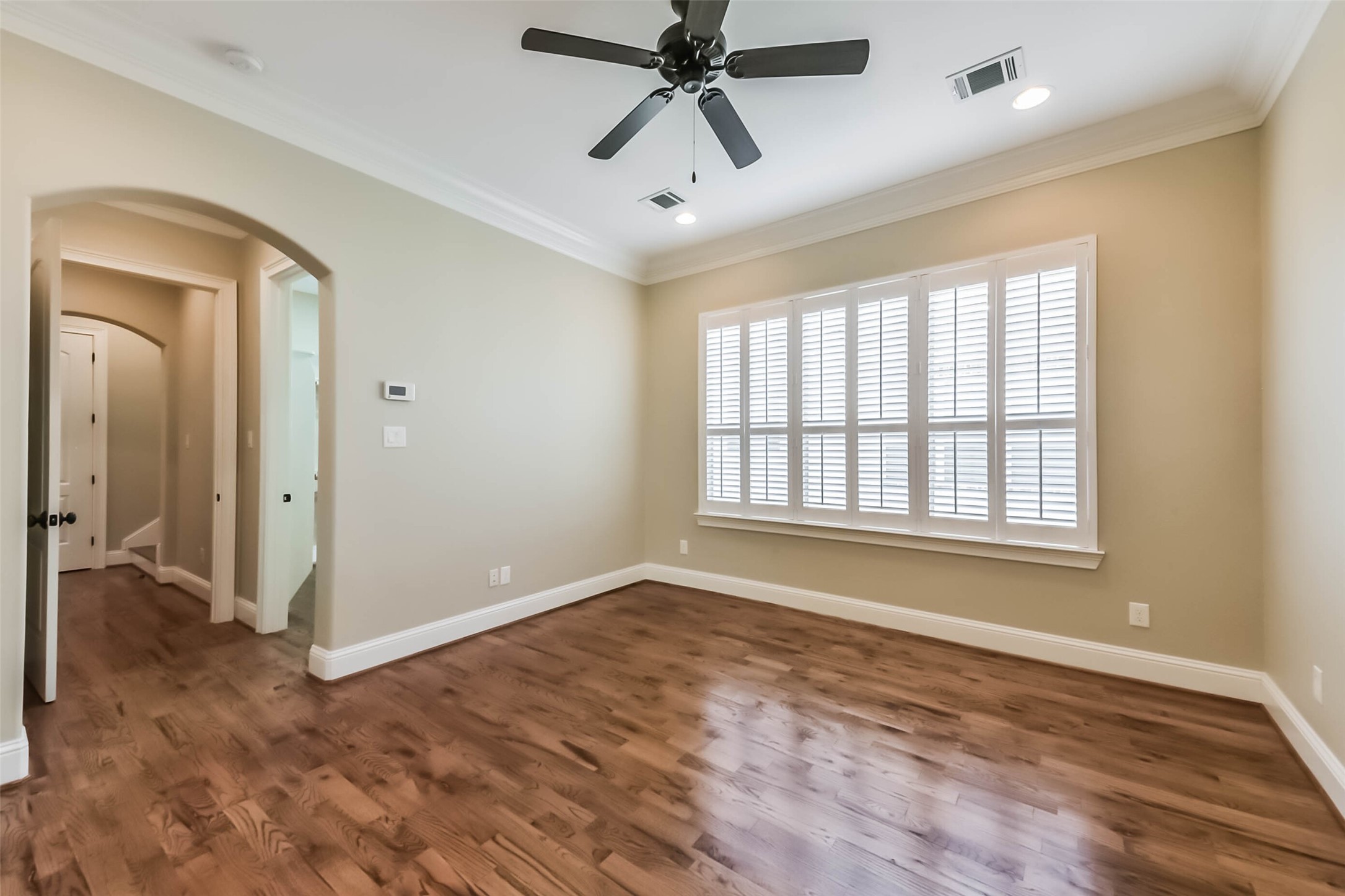 1126 West 16th Street, Unit C Houston, TX 77008 - Photo 28 of 44 a view of an empty room and window