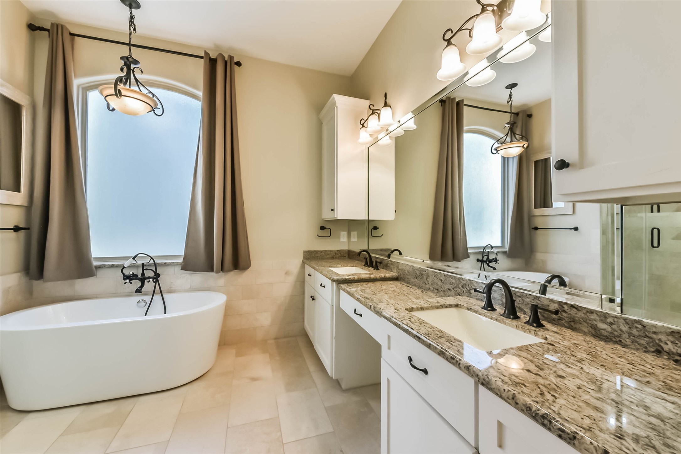 1126 West 16th Street, Unit C Houston, TX 77008 - Photo 30 of 44 a bathroom with a tub a double vanity sink and mirror