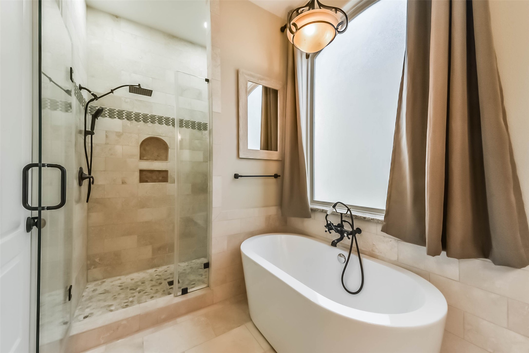 1126 West 16th Street, Unit C Houston, TX 77008 - Photo 31 of 44 a bathroom with a bathtub and a shower