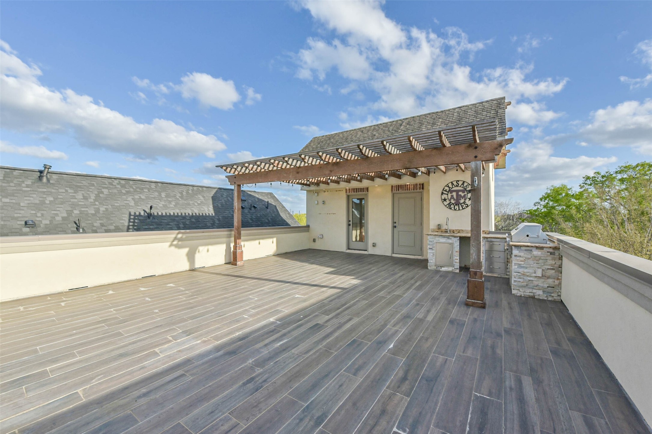1126 West 16th Street, Unit C Houston, TX 77008 - Photo 38 of 44 a view of a house with a swimming pool