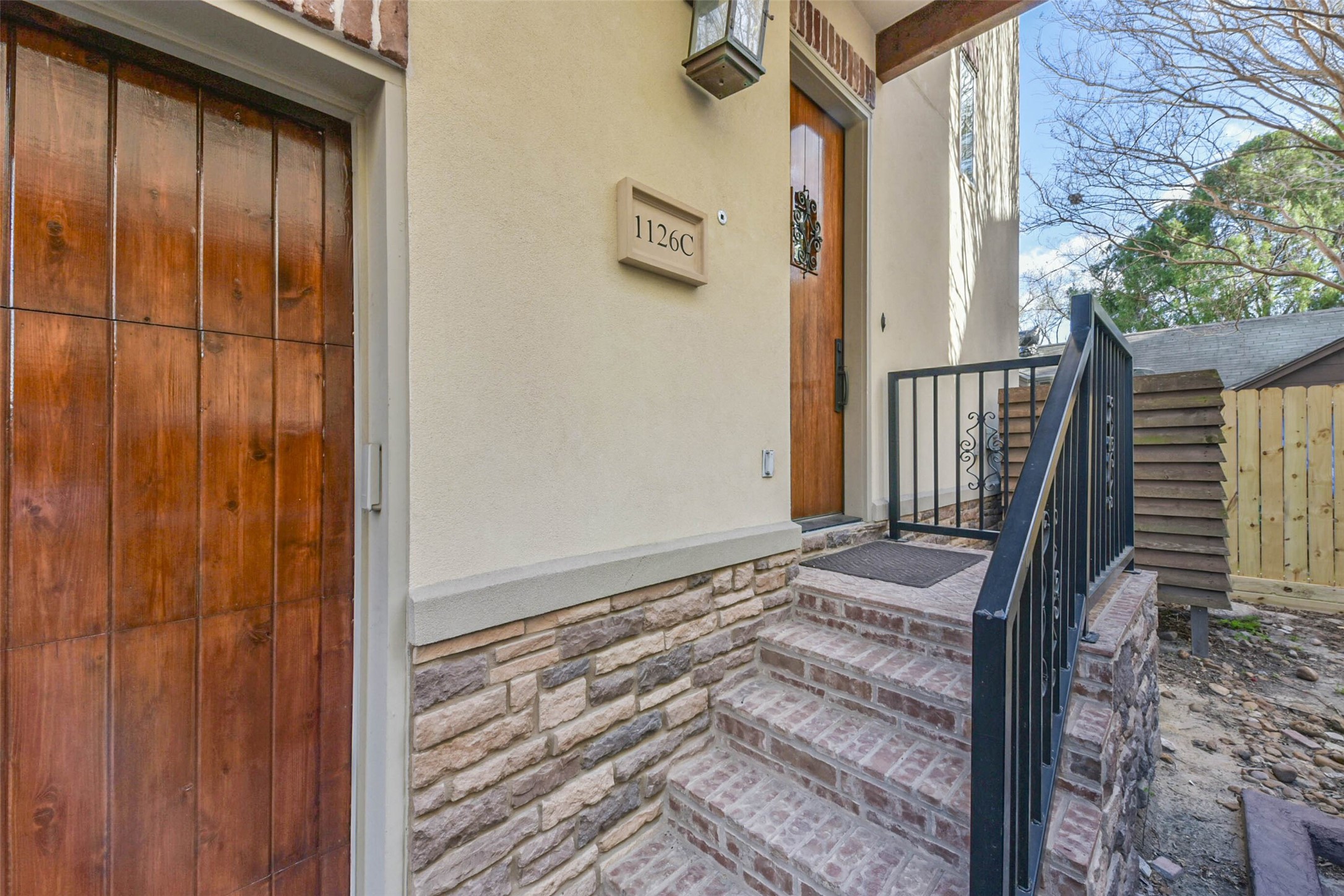 1126 West 16th Street, Unit C Houston, TX 77008 - Photo 6 of 44 a view of an entryway