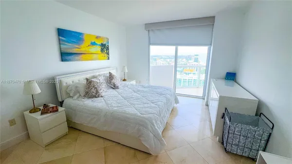 $5,750 | 6365 Collins Avenue, Unit 3811, Miami Beach, FL 33141