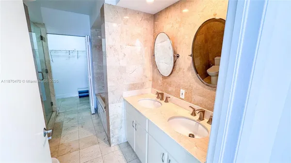 $5,750 | 6365 Collins Avenue, Unit 3811, Miami Beach, FL 33141