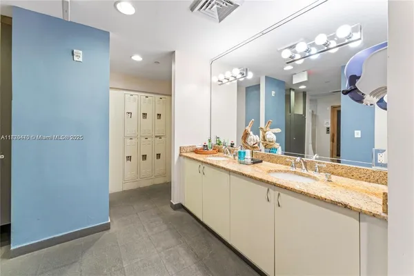 $5,750 | 6365 Collins Avenue, Unit 3811, Miami Beach, FL 33141