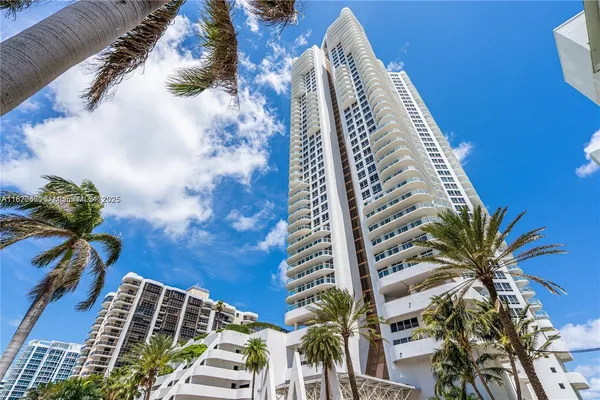 $5,750 | 6365 Collins Avenue, Unit 3811, Miami Beach, FL 33141