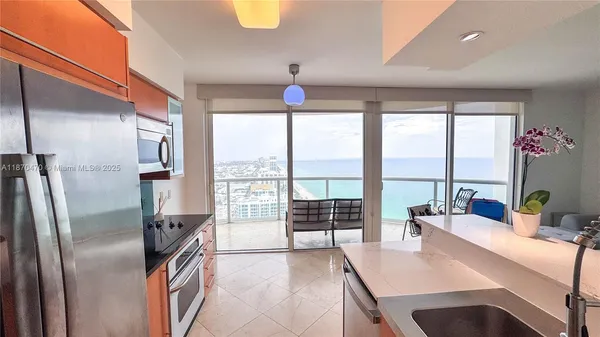 $5,750 | 6365 Collins Avenue, Unit 3811, Miami Beach, FL 33141