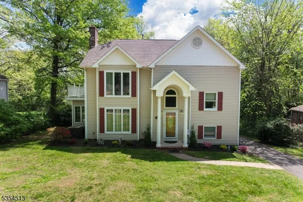 a view of a yard in front of house