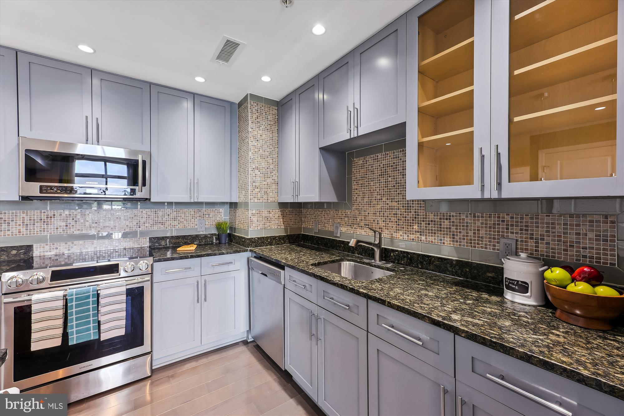 155 Potomac Passage, Unit 718 National Harbor, MD 20745 - Photo 4 of 52 42" Shaker Style Cabinetry