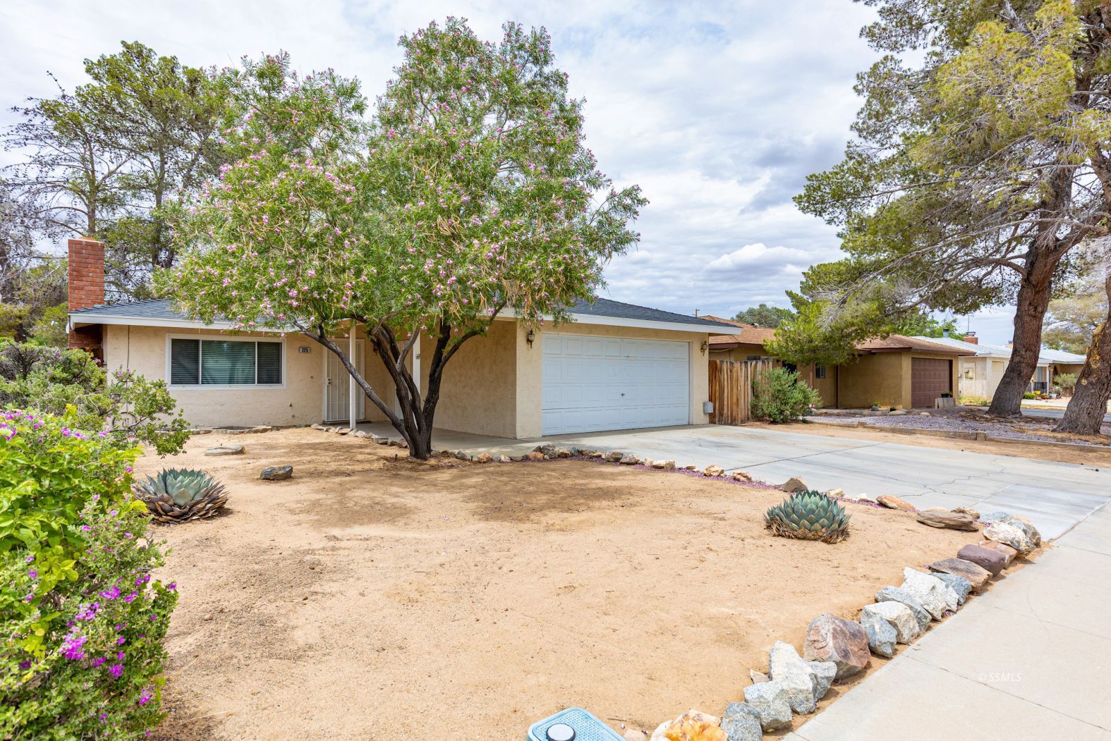 325 South Lincoln Street Ridgecrest, CA 93555 - Photo 2 of 35