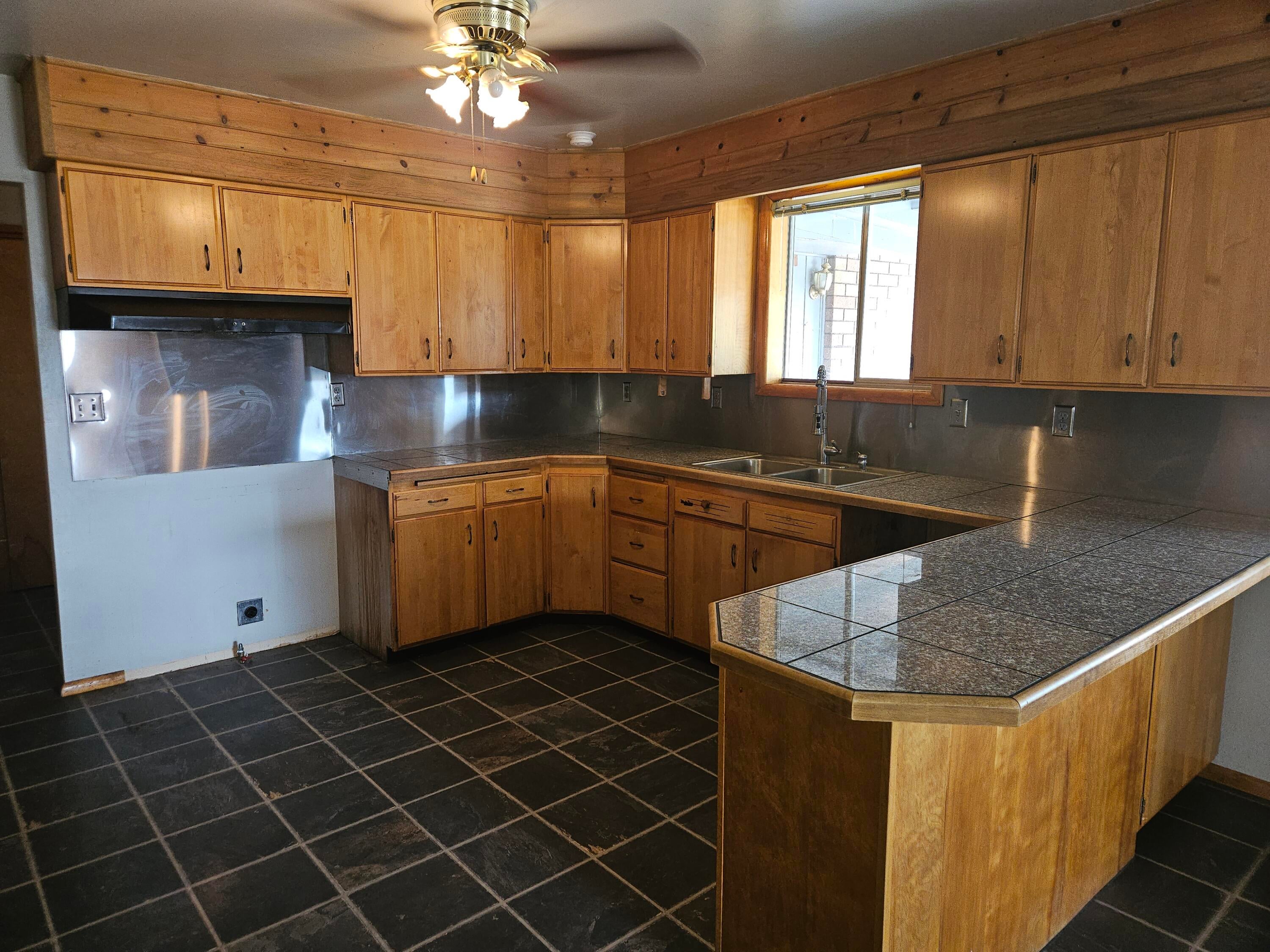7649 Booth Road Klamath Falls, OR 97603 - Photo 4 of 21 3. Kitchen