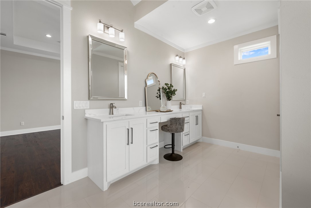 7844 Mathis Crk Drive Bryan, TX 77808 - Photo 29 of 48 a bathroom with a sink toilet and mirror