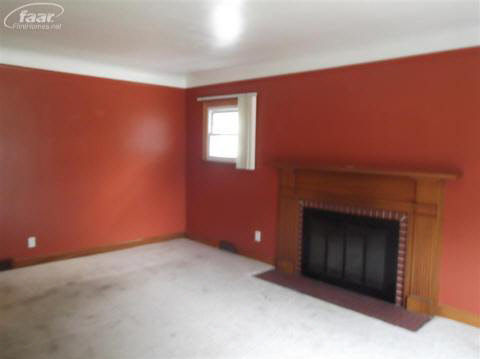 42 Oriole Road Pontiac, MI 48341 - Photo 4 of 10 20125058-3.JPG