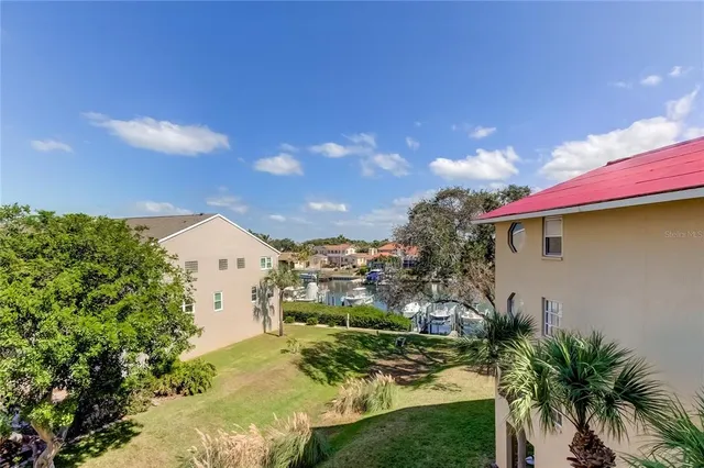 a view of a backyard