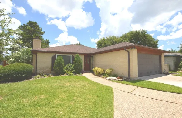 $2,000 | 703 Flower Field Court, Pearland, TX 77584