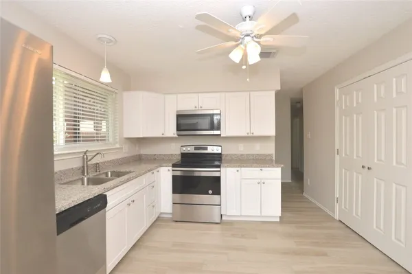 $2,000 | 703 Flower Field Court, Pearland, TX 77584