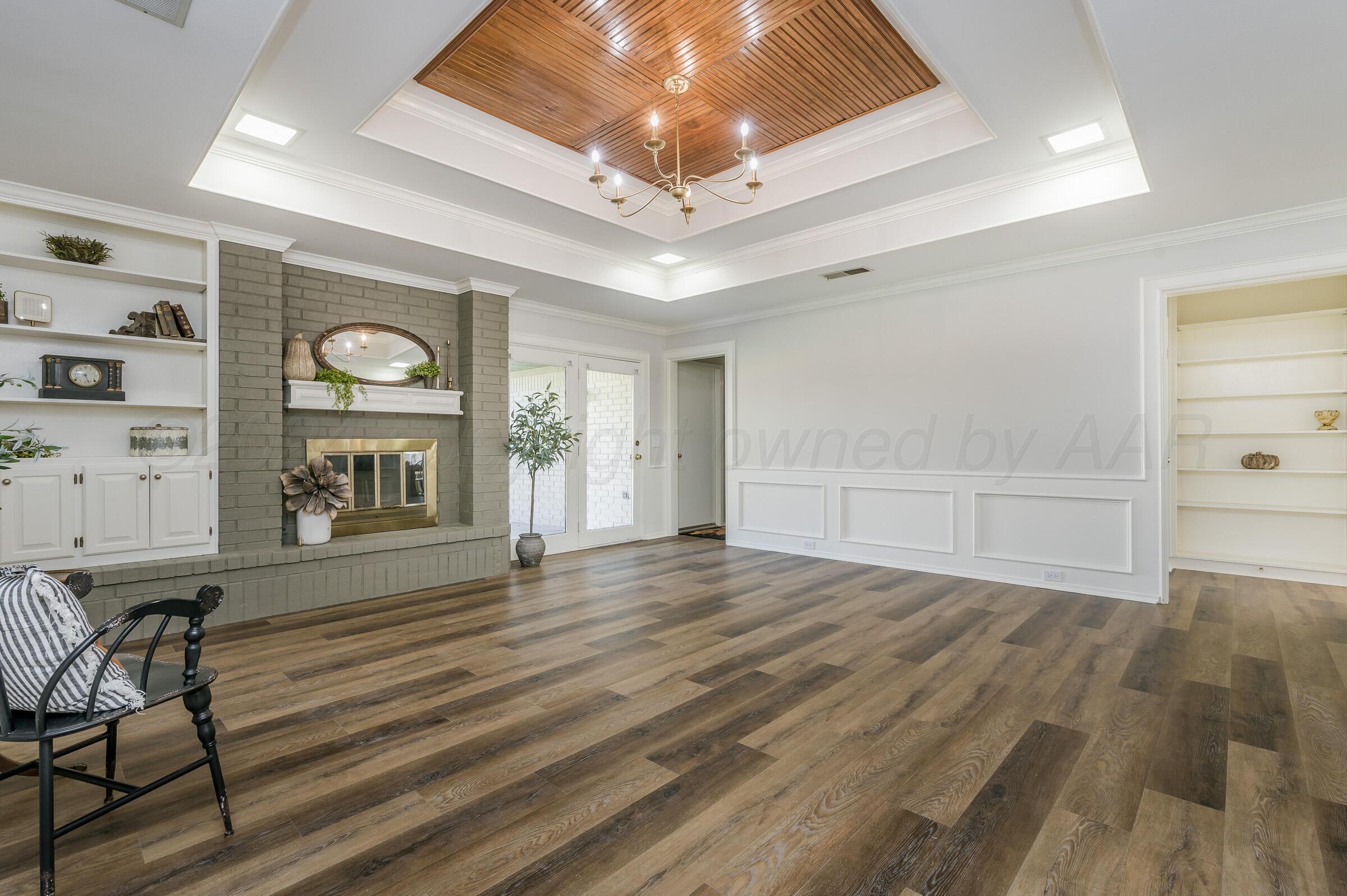 7304 Old Kent Road Amarillo, TX 79109 - Photo 5 of 22 Living Room-2