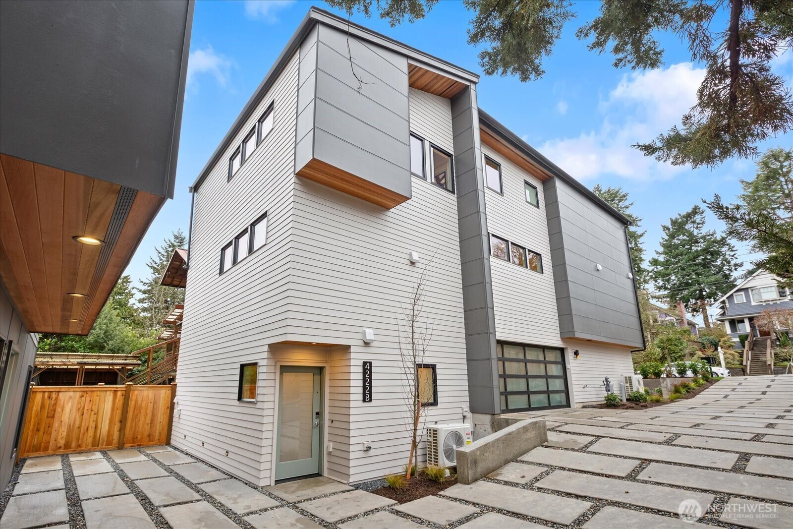 4222 Meridian Avenue North, Unit B Seattle, WA 98103 - Photo 2 of 15