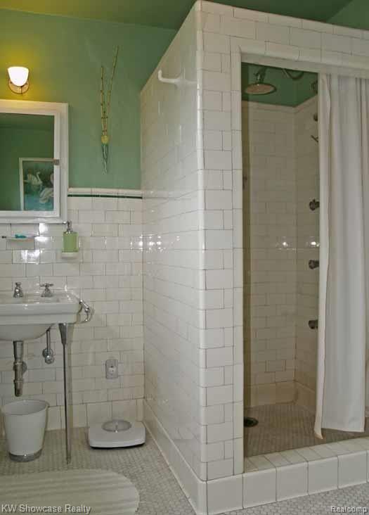 93 Cherokee Road Pontiac, MI 48341 - Photo 31 of 31 cherokee bath 2.jpg