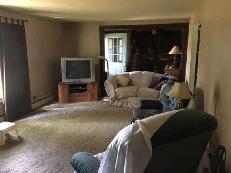 1880 Chatterson Road Muskegon, MI 49442 - Photo 2 of 6 1880 Chatterson Livingroom