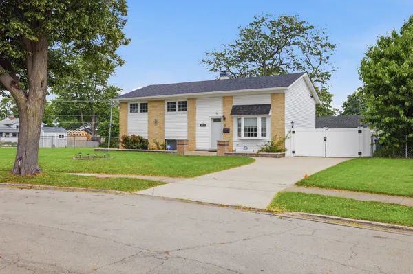 $375,000 | 170 East Altgeld Avenue, Glendale Heights, IL 60139